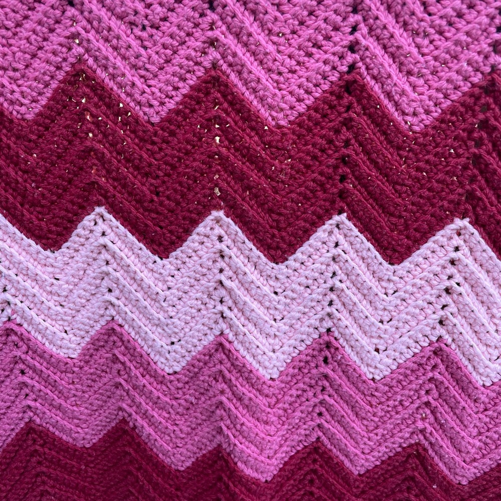 Vintage Handmade Afghan Adorable shades of Pink 🌺 - Picture 15 of 16